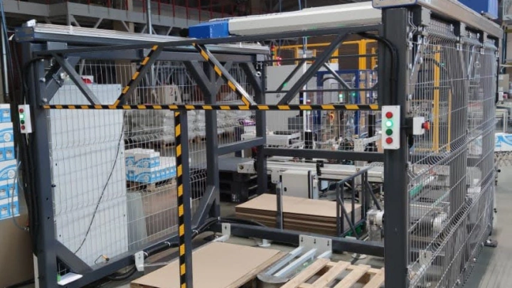 Новосибирская компания разработала и успешно внедрила в производство робот-паллетайзер