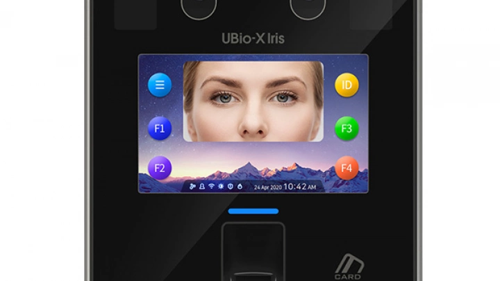 Биометрический терминал контроля доступа UBio-X Iris способен идентифицировать пользователя по изображению радужной оболочки глаза и отпечатку пальца
