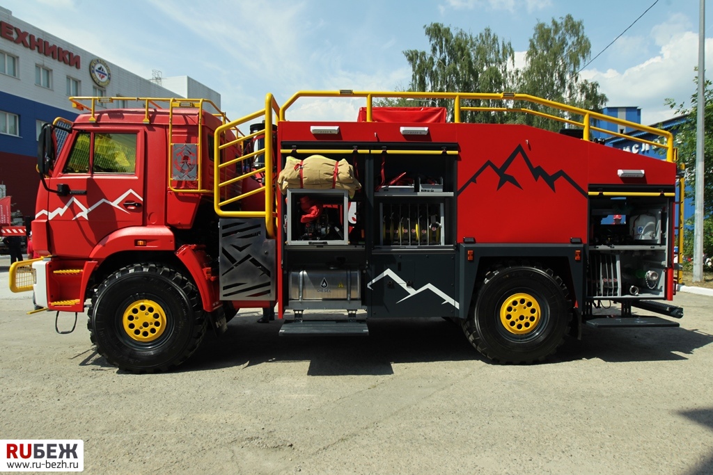 Показ современных пожарно-спасательных технологий к 85-летию ВНИИПО МЧС России