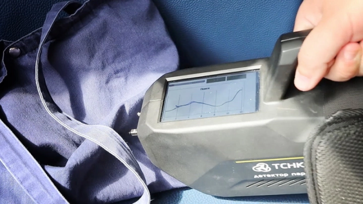 Сотрудники транспортной полиции тестируют прибор «П-ИОН» для обнаружения взрывчатки