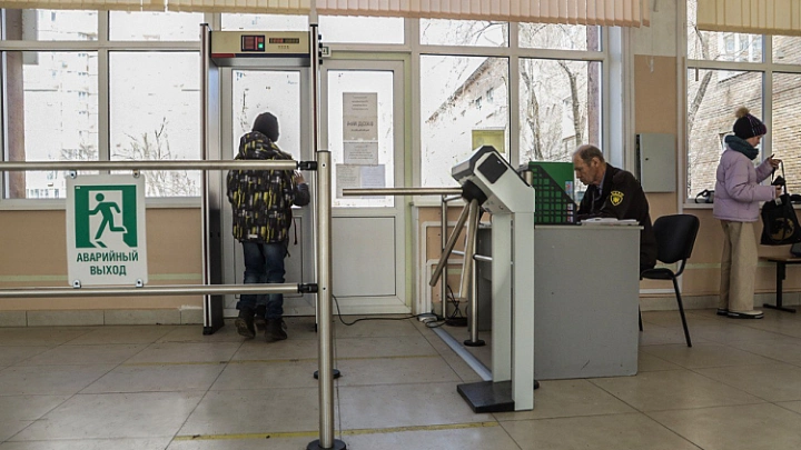 В 15 школах Приморского края установили турникеты и камеры видеонаблюдения