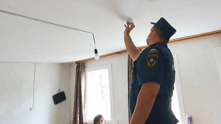 480 пожарных извещателей установили в домах многодетных семей Брянской области в 2022 году