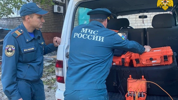 Для обследования несущих конструкций пострадавшего дома в Ейске спасатели используют диагностический комплекс «Стрела-П»