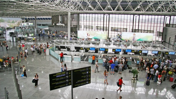 В аэропорту Сочи усилили меры безопасности и открыли фильтрационный пункт