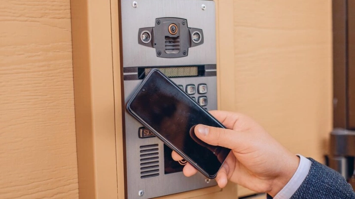 В Омске более 600 подъездов оснастят новыми «умными» домофонами