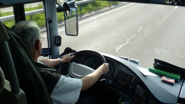 Водителям с судимостью за совершение тяжких преступлений запрещено работать в такси и на пассажирском транспорте