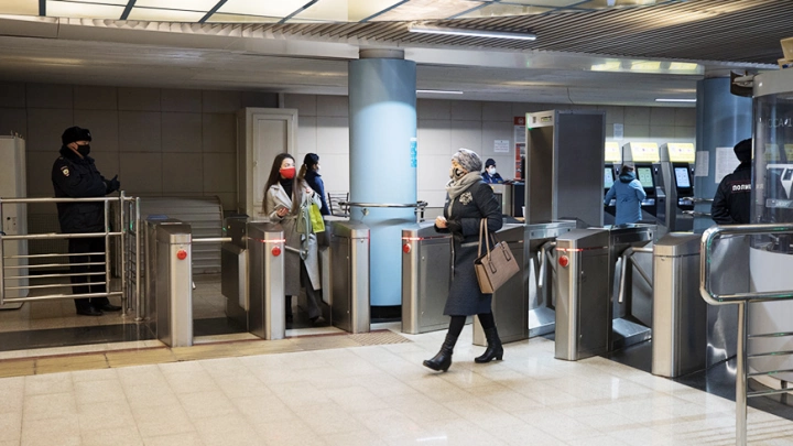 Более 1000 запрещенных предметов при досмотре было выявлено в метро Казани с начала 2023 года
