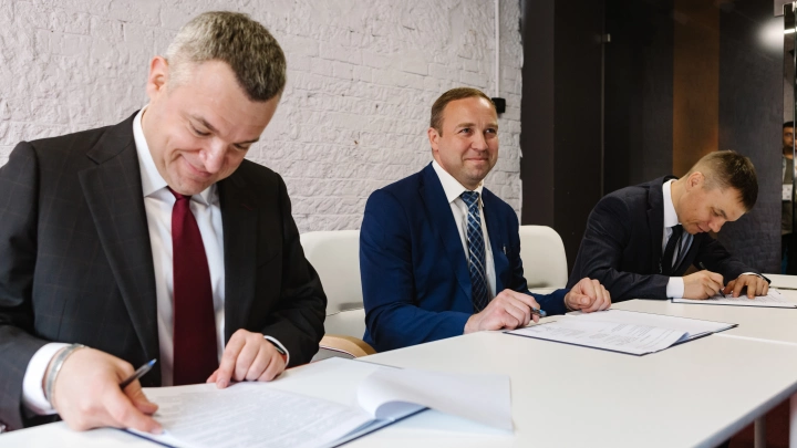 На ЦИПР-2023 подписали соглашение Минпромторг и Минцифры о сотрудничестве с профессиональными системами видеомониторинга и радиосвязи