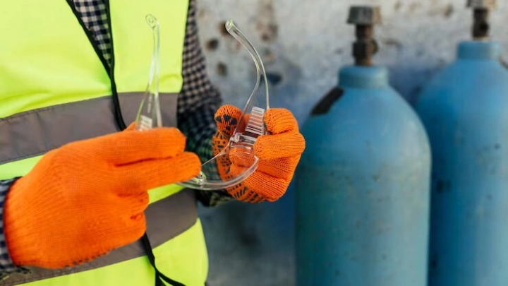 Из законодательства исключили требование о подаче уведомления в Ростехнадзор о начале эксплуатации взрывопожароопасных и химически опасных производственных объектов IV класса опасности