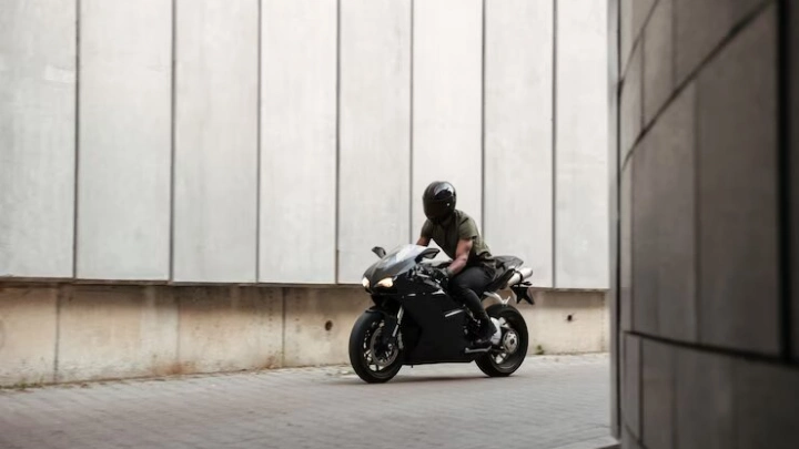 500 видеокамер Москвы будут фиксировать езду на мотоцикле без шлема