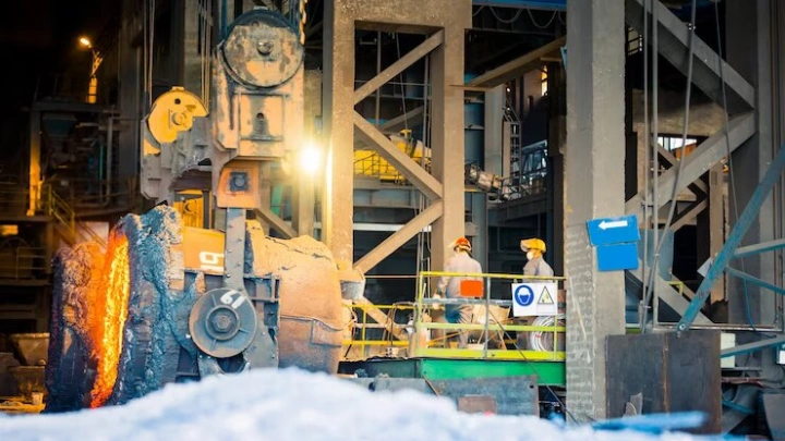 На Среднеуральском медеплавильном заводе используют световую сигнализацию для обеспечения безопасности труда