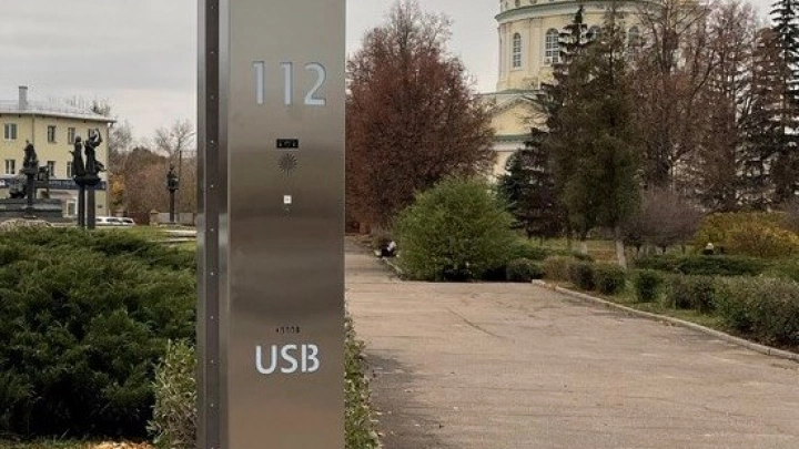 В скверах Орла разместили умные стойки для вызова экстренных служб