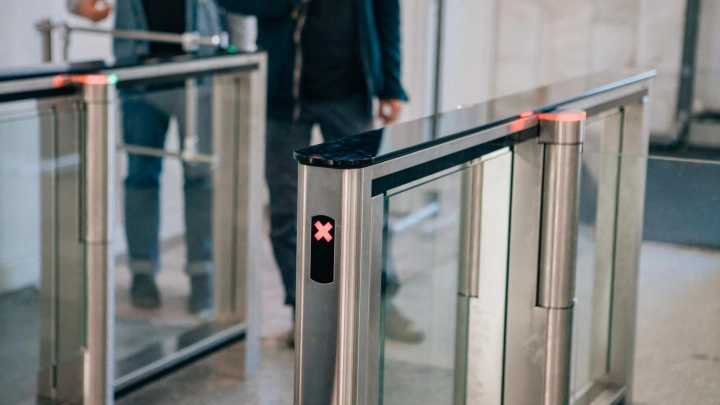 Почти на 20% школы сократили расходы на услуги по охране