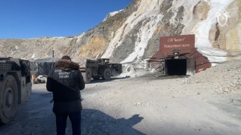 В результате обвала на руднике в Амурской области 13 рабочих находятся под завалами