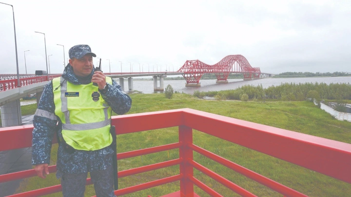 В Ханты-Мансийске проверили качество работы УВО Минтранса на охраняемом мосту через реку Иртыш