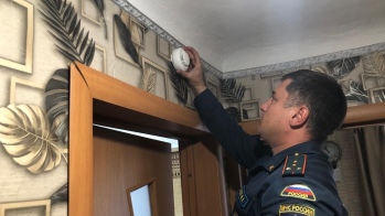 После внесения представления прокуратуры многодетных семей в Курской области обеспечили пожарными извещателями