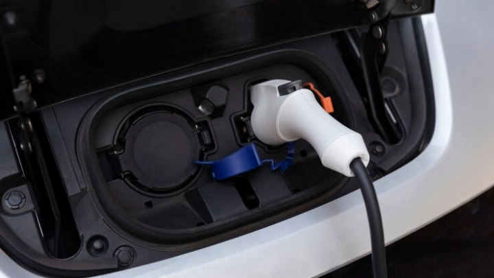 МЧС России рекомендует выделять пожарные секции для электромобилей на закрытых стоянках