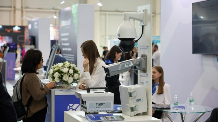 ГК «Урбантех» представила на Kazan Digital Week комплекс фотовидеофиксации «Азимут» и сервисы на базе ИИ для безопасности на дорогах