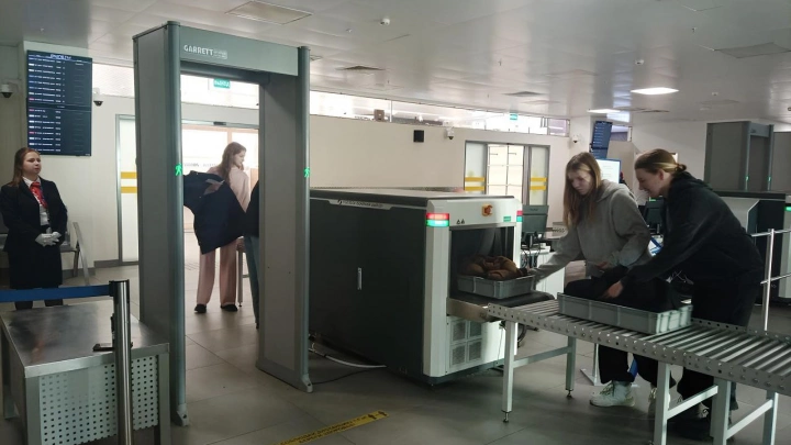 Почти 400 запрещенных к провозу предметов выявила служба авиационной безопасности в аэропорту Челябинска