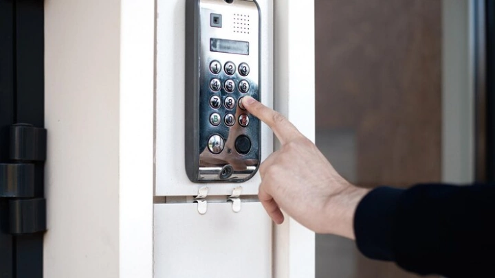 Мошенники под видом бесплатной замены ключей от домофонов совершают кражу персональных данных
