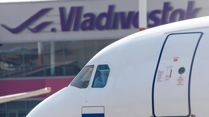 В аэропорту Владивостока пассажира пропустили со строительным патроном в зону транспортной безопасности
