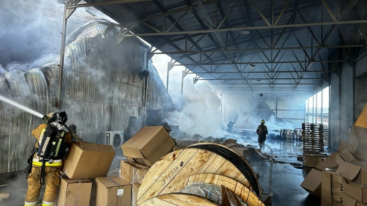 Прокуратура проведет проверку по факту пожара на складе в Ростове