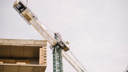 На всех стройплощадках Москвы введут видеоконтроль: девелоперам предстоит установить камеры видеонаблюдения и датчики шума