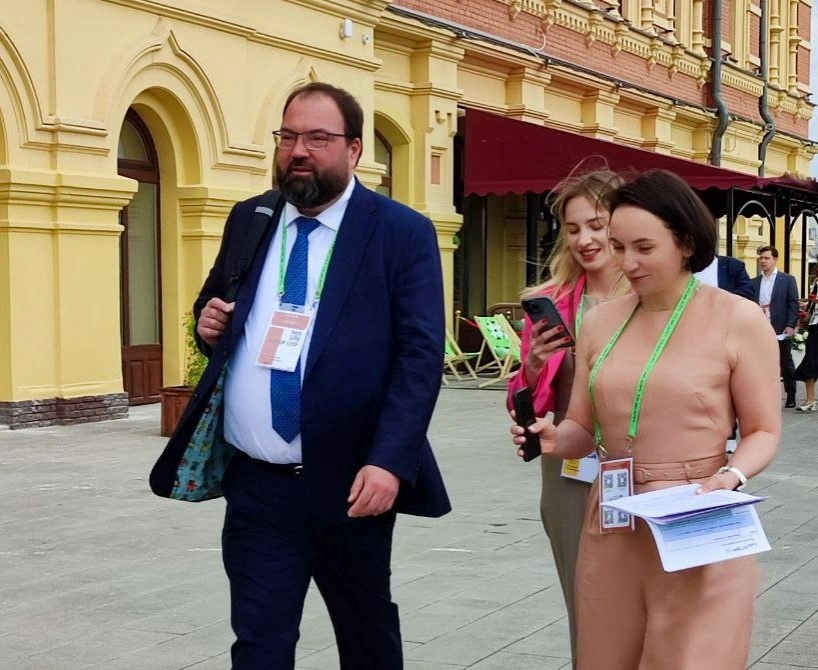 Выступление Максута Шадаева открыло пленарную сессию ЦИПР-2025 о цифровом суверенитете и технологической трансформации