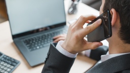 Банку в Свердловской области выписали штраф за 170 звонков должнику