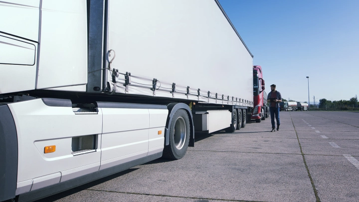 В Иркутской области камеры с ИИ будут вычислять фуры со скрытыми номерами на пунктах контроля