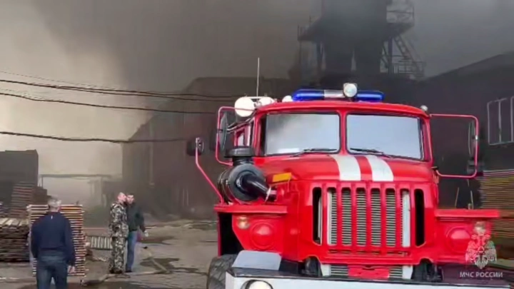 Крупный пожар в цехе фанерного комбината Усолье-Сибирское Иркутской области ликвидирован
