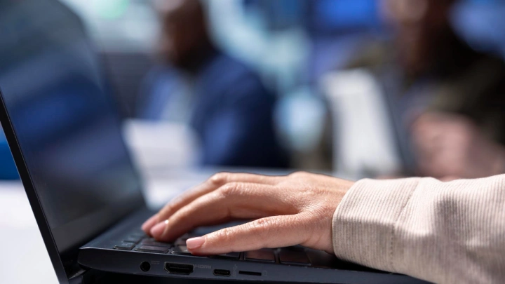 На портале BI.ZONE Threat Intelligence появились раздел «Аналитика» и AI-ассистент