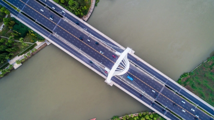 В Омске выбрали подрядчика для оснащения Фрунзенского моста системами безопасности