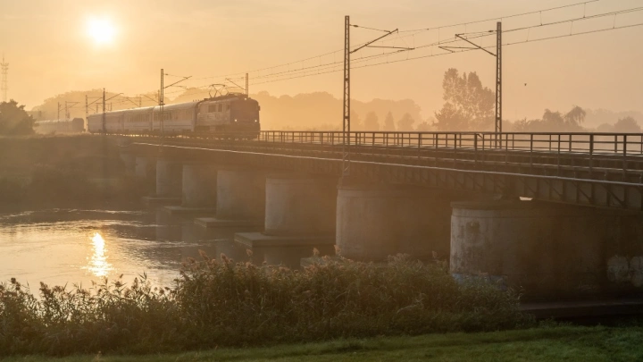 Суд обязал РЖД усилить безопасность железнодорожного моста через Днепр