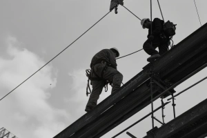 В «Норникеле» испытали самонадувающийся жилет для защиты работников при падении с высоты