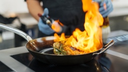 Уголовное дело о гибели двух человек возбуждено после пожара в кафе на Тургояке