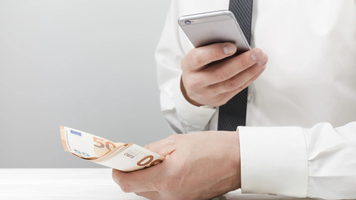 ЦБ зафиксировал рекордное сокращение обналичивания: итоги 2025 года