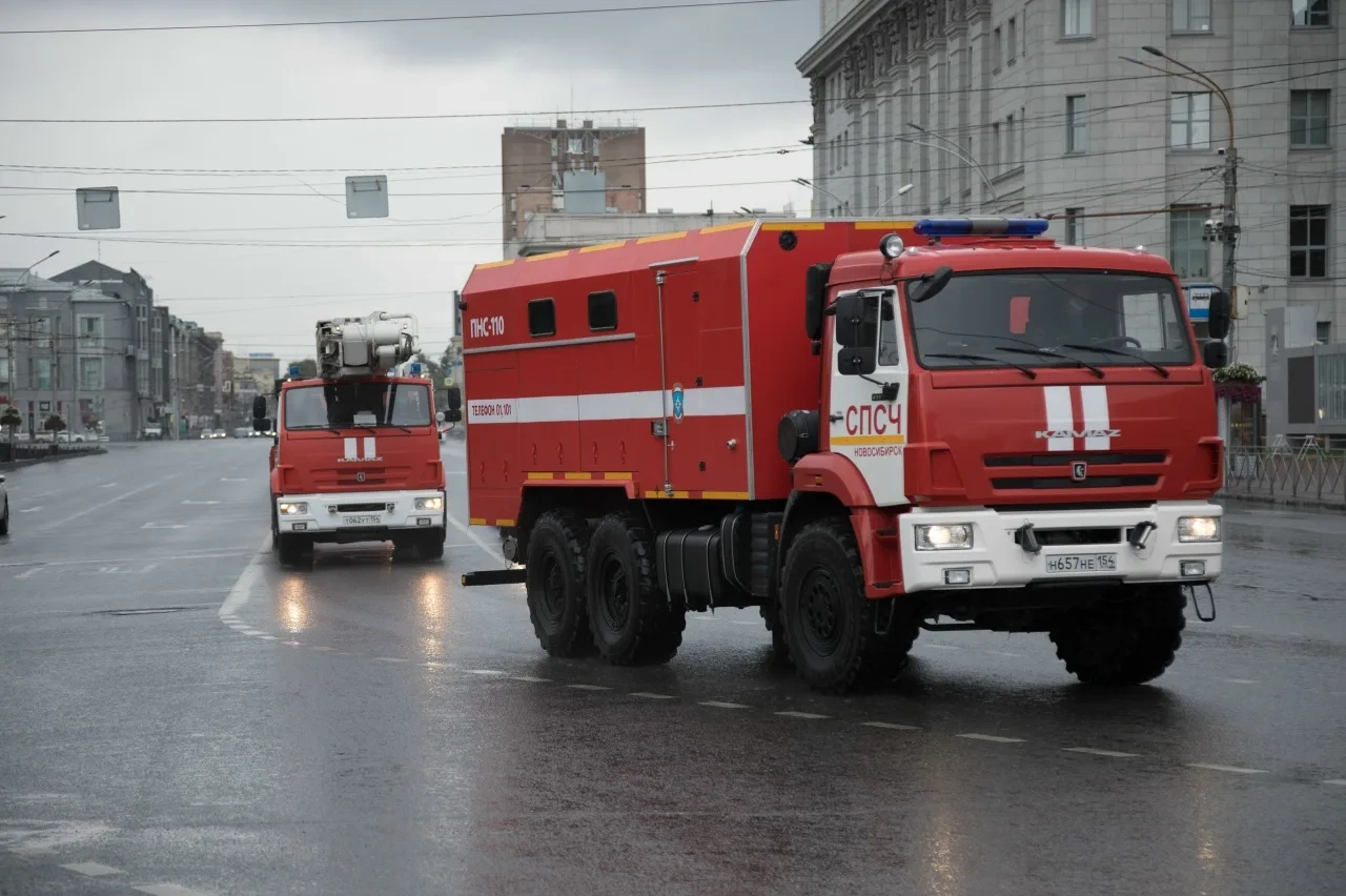 В торговом павильоне Новосибирска спасатели МЧС ликвидировали открытое горение