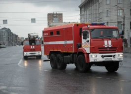 В торговом павильоне Новосибирска спасатели МЧС ликвидировали открытое горение