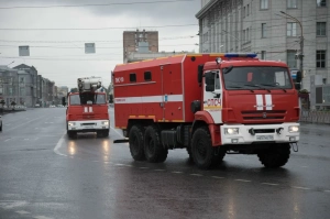 В торговом павильоне Новосибирска спасатели МЧС ликвидировали открытое горение