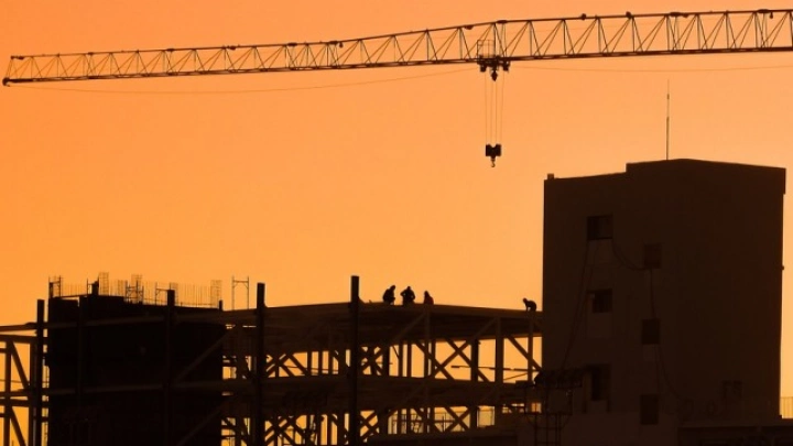 Из-за вспышки коронавируса у строителей на Белопорожской ГЭС сменят вахту