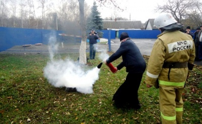 Священников научили пользоваться огнетушителями