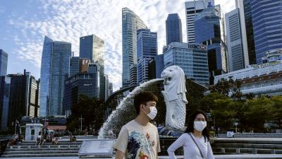 Власти Сингапура обеспечивают население устройствами для отслеживания контактов с зараженными коронавирусом людьми