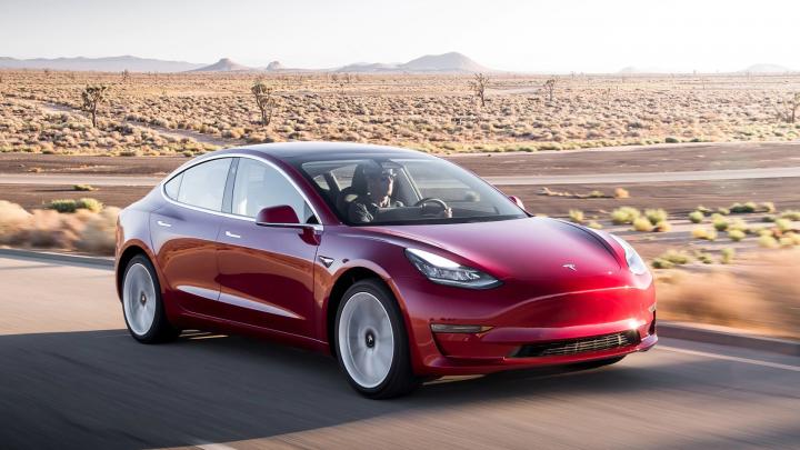 Автопилот Tesla неверно распознает припаркованные машины экстренных служб
