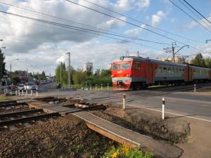 На железнодорожных переездах Новосибирской области используют «шериф-балки» для привлечения внимания водителей