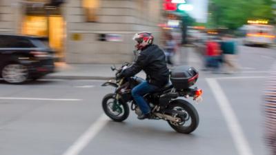 В Подмосковье мотоциклистов штрафуют за езду без шлема