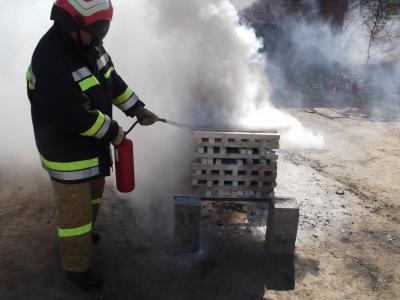 Эксперты предложили ГИБДД начать проверять качество огнетушителей