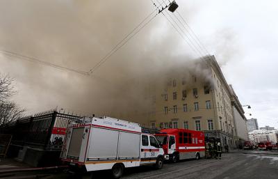 СМИ: причиной пожара в здании Минобороны стала неисправность проводки